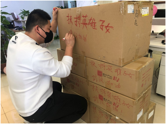 抗擊疫情 致敬英雄 國(guó)子門生向抗疫一線人員捐贈(zèng)K12家庭智慧課堂