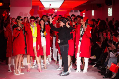 波司登羽絨服倫敦秀場為中國加油 展現(xiàn)中國品牌影響力