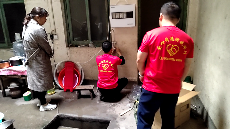 貝諾特“愛心傳遞 你我同行”公益活動(dòng)，為李大爺免費(fèi)捐贈(zèng)MAX 2