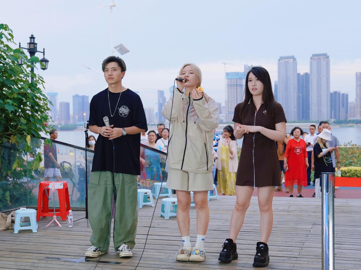 線下“歌友會”籌魚糧，斗魚“江豚微笑KTV”呼吁網(wǎng)友保護“水中大熊貓”
