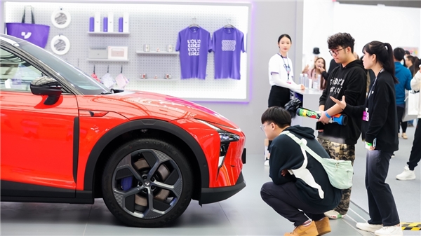 潮博會(huì)最A(yù)I的汽車機(jī)器人品牌，能做自我介紹的極越01