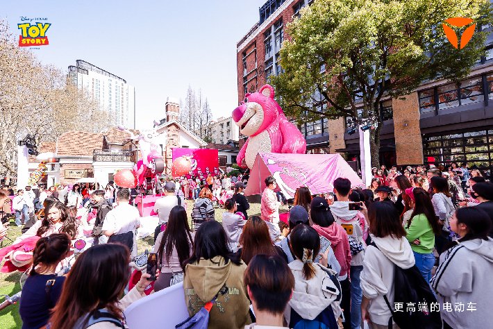 驚艷時裝周，hold住草莓熊！雅迪將時尚出行氣質(zhì)帶入一個新境界！