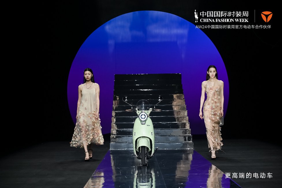 驚艷時裝周，hold住草莓熊！雅迪將時尚出行氣質(zhì)帶入一個新境界！
