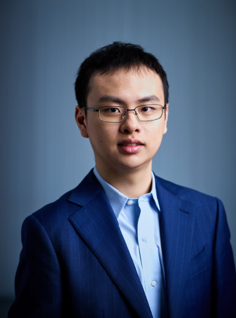 穿著藍(lán)色西裝的男人描述已自動(dòng)生成
