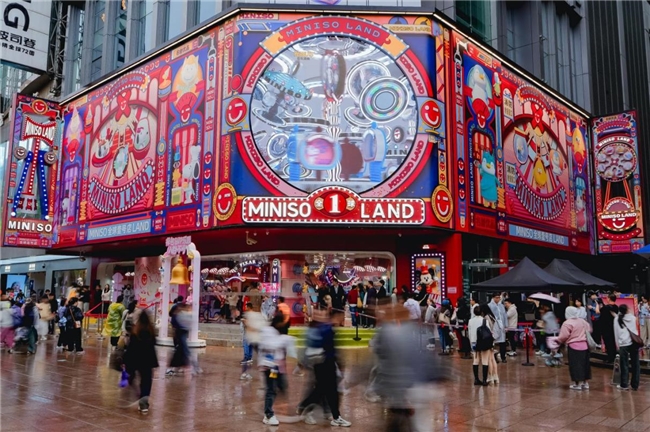 名創(chuàng)優(yōu)品MINISO：IP聯(lián)名驅(qū)動(dòng)谷子經(jīng)濟(jì)，引領(lǐng)興趣消費(fèi)新風(fēng)尚