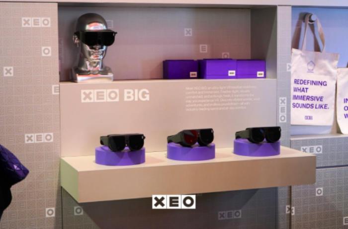 專注沉浸式娛樂設(shè)備的品牌 XEO 亮相 2025 CES，帶來8K超輕頭顯和沉浸聲娛樂座艙