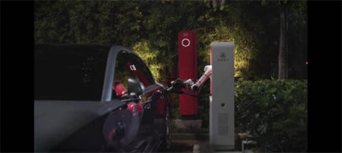 華為無人充電機器人內(nèi)測視頻公開，實現(xiàn)全自動無干預(yù)順滑充電體驗