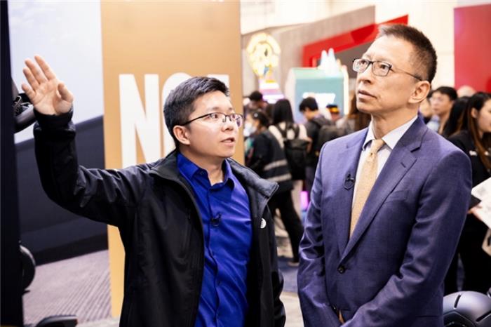 張朝陽前往CES探展九號展廳，參觀電動滑板車、智能割草機器人新品