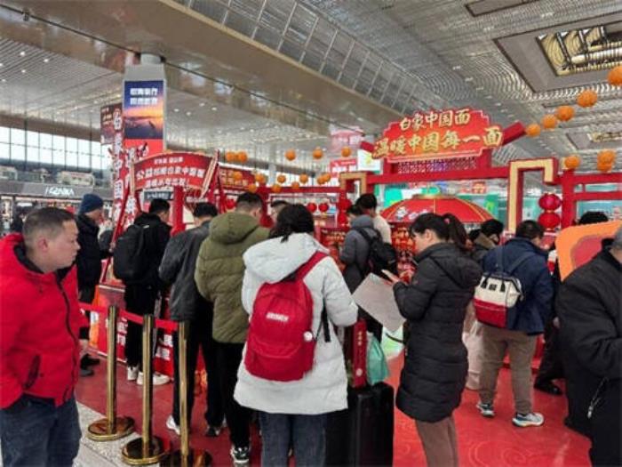 白象溫暖驛站現(xiàn)身古城南京，返鄉(xiāng)國人感受濃濃年味
