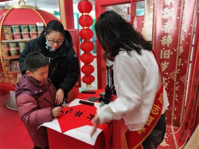 白象溫暖驛站現(xiàn)身古城南京，返鄉(xiāng)國人感受濃濃年味