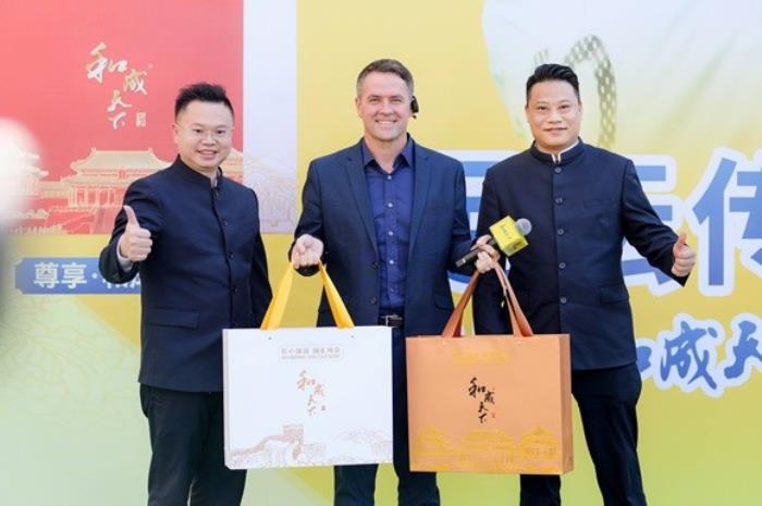 足壇傳奇歐文空降和成天下高端文化館！現(xiàn)場(chǎng)送出簽名款和成天下&紫禁城聯(lián)名【春節(jié)限定禮盒】