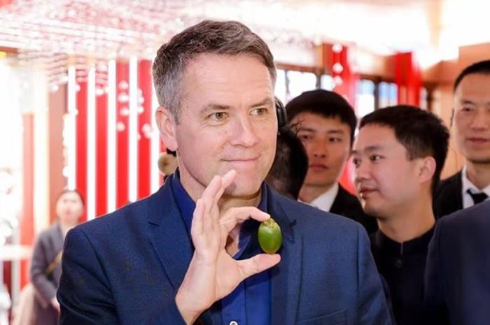 足壇傳奇歐文空降和成天下高端文化館！現(xiàn)場(chǎng)送出簽名款和成天下&紫禁城聯(lián)名【春節(jié)限定禮盒】