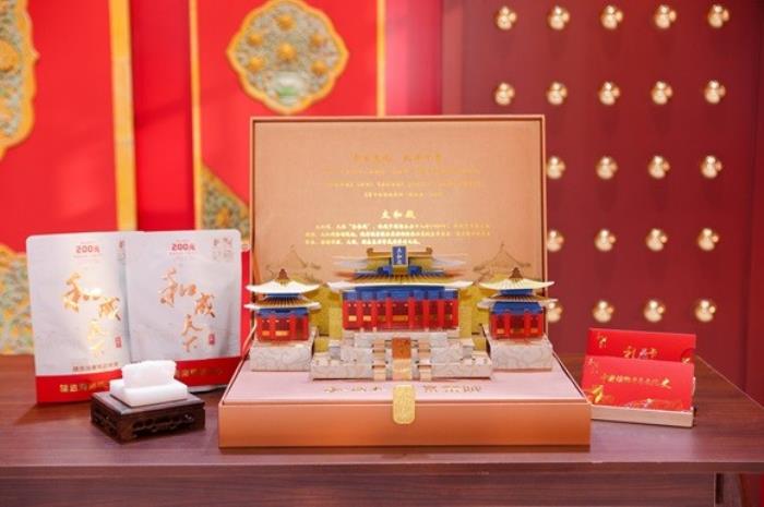 足壇傳奇歐文空降和成天下高端文化館！現(xiàn)場(chǎng)送出簽名款和成天下&紫禁城聯(lián)名【春節(jié)限定禮盒】