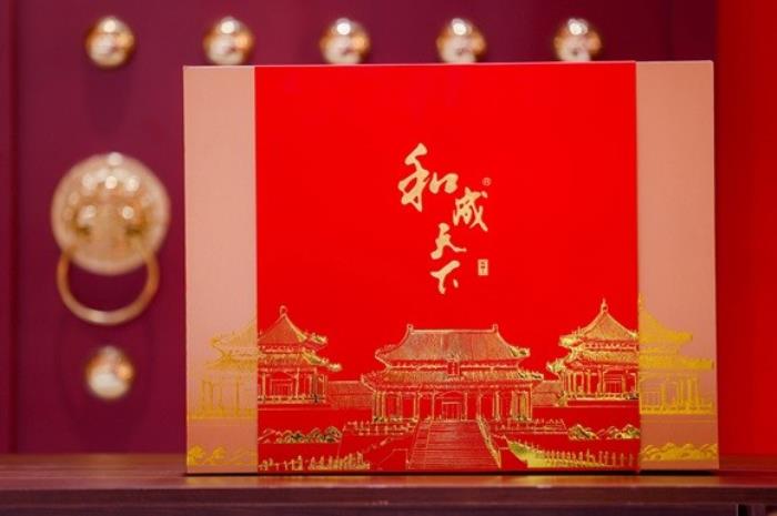 足壇傳奇歐文空降和成天下高端文化館！現(xiàn)場(chǎng)送出簽名款和成天下&紫禁城聯(lián)名【春節(jié)限定禮盒】