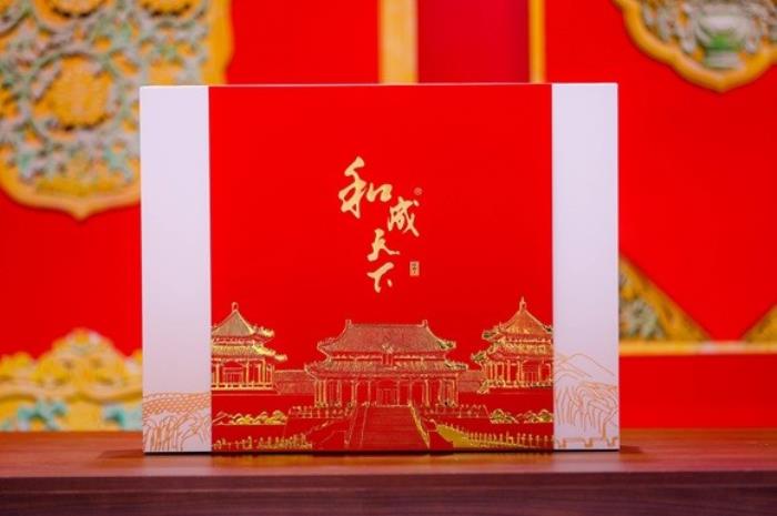 足壇傳奇歐文空降和成天下高端文化館！現(xiàn)場(chǎng)送出簽名款和成天下&紫禁城聯(lián)名【春節(jié)限定禮盒】