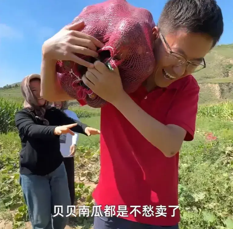 抖音電商“同行者”用倫敦腔推介土特產(chǎn)，一條視頻賣出10萬多斤貝貝南瓜