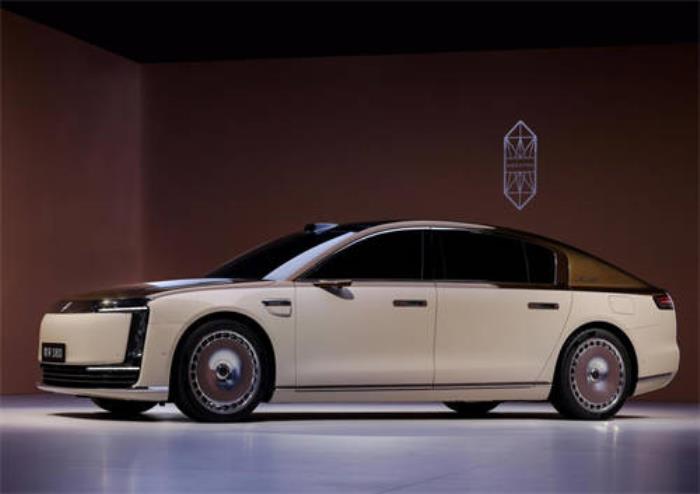 尊界S800閃耀蛇年春晚，助力中國汽車品牌攀登價(jià)值新高峰