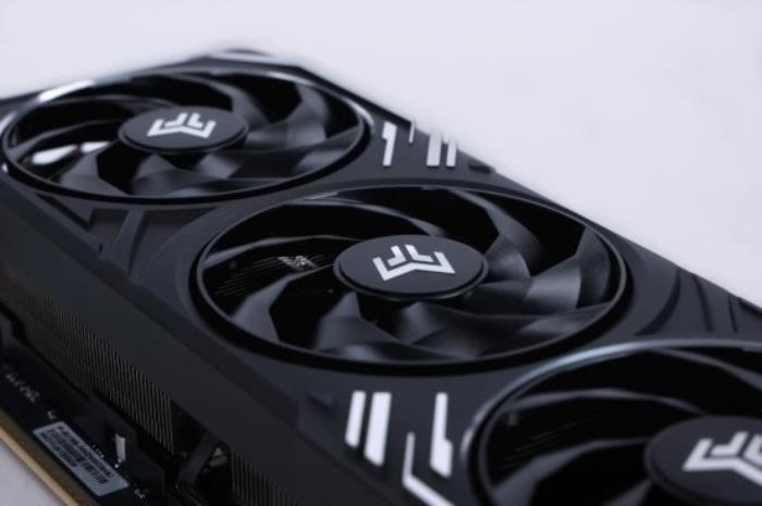 支持DLSS4，影馳 RTX 5080 金屬大師OC評測