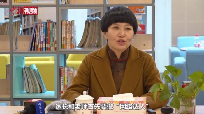 人大代表劉希婭：孩子不會用手機是大問題，要引導(dǎo)其正確使用網(wǎng)絡(luò)。