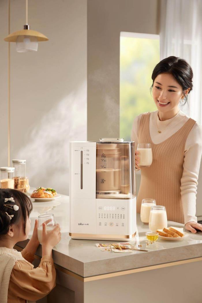 AWE2025小熊電器早安破壁機(jī)“邀約”：用新鮮健康開(kāi)啟元?dú)馇宄浚? title=