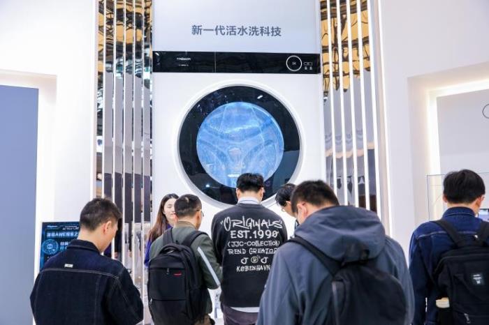 AWE 2025觀察：洗護行業(yè)上演巔峰對決，海信三筒洗衣機實現(xiàn)重磅突破