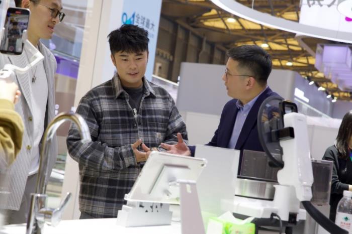 添可品牌大使陳赫現(xiàn)身AWE2025展區(qū)，實(shí)力種草芙萬洗地機(jī)，直呼