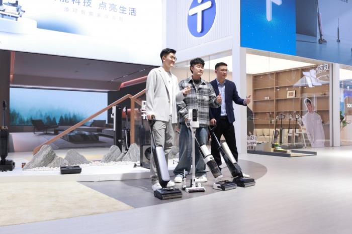 添可品牌大使陳赫現(xiàn)身AWE2025展區(qū)，實(shí)力種草芙萬洗地機(jī)，直呼