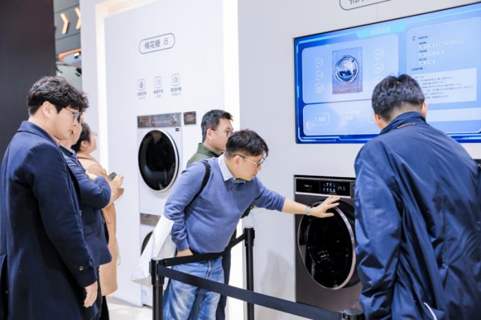 海信AWE 2025放大招，全球首臺4合1熱泵洗烘一體機終結(jié)衣物混洗難題