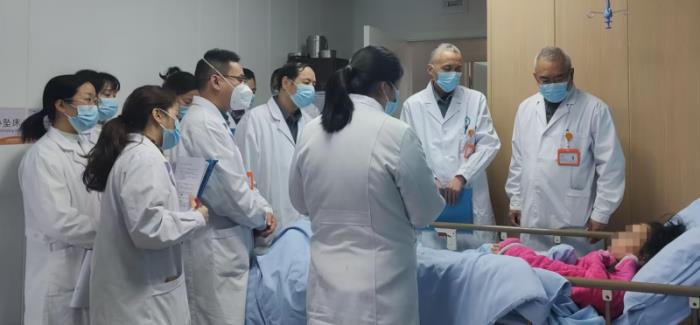 知名中醫(yī)專家張宗見教授赴盈康一生重慶華健友方醫(yī)院開展大型惠民義診暨學(xué)術(shù)交流活動(dòng)