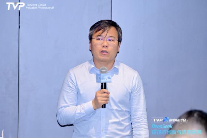 探秘 DeepSeek 落地進展，騰訊云攜手業(yè)界專家共話 AI 生產(chǎn)力