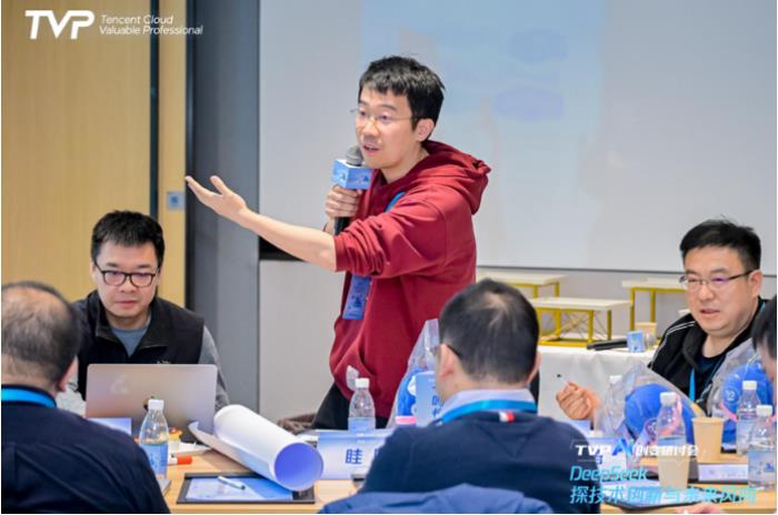 探秘 DeepSeek 落地進展，騰訊云攜手業(yè)界專家共話 AI 生產(chǎn)力