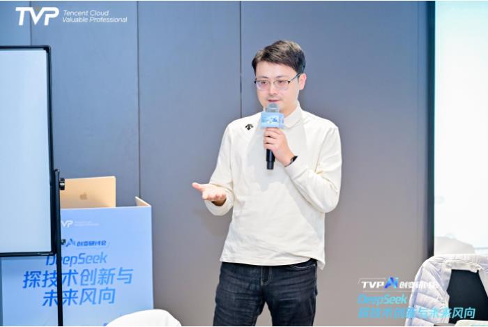 探秘 DeepSeek 落地進展，騰訊云攜手業(yè)界專家共話 AI 生產(chǎn)力