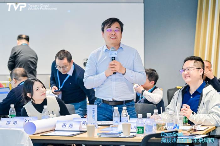 探秘 DeepSeek 落地進展，騰訊云攜手業(yè)界專家共話 AI 生產(chǎn)力