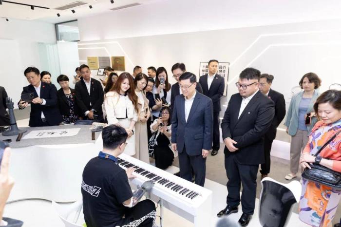 中國香港特區(qū)行政長官李家超率團訪問浙江，蒞臨強腦科技考察調(diào)研