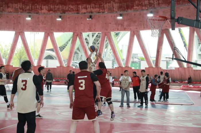 工業(yè)風“籃球盛宴”！首鋼園3V3籃球賽在冷卻塔籃球公園舉辦