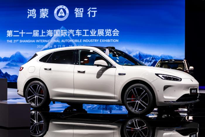 年輕人的第一臺(tái)智能座駕？問(wèn)界新M5 Ultra上海車展搶鏡