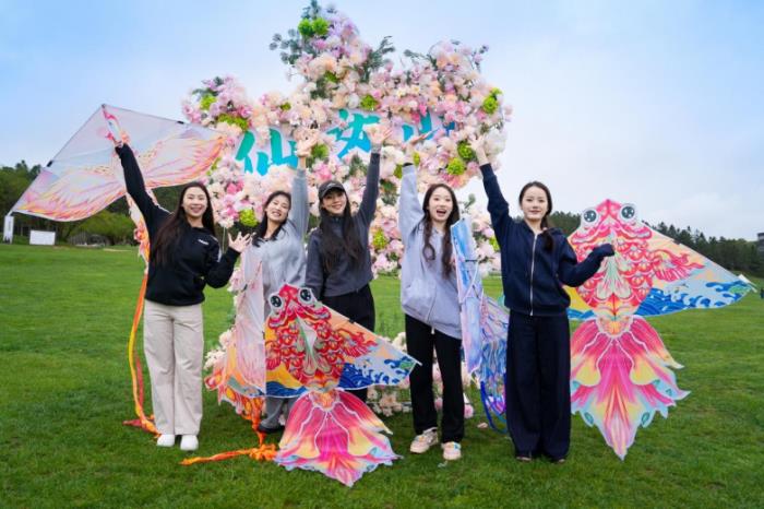 五一武隆王炸玩法！直升機(jī)瞰仙山 + 風(fēng)箏賽云端，六大潮玩藏彩蛋