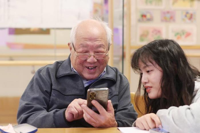 被智能時代遺忘，一群老人的“AI求生記”