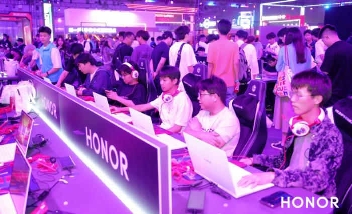 榮耀HUNTER游戲本亮相DreamHack嘉年華 靜音高性能引游戲用戶爭(zhēng)相體驗(yàn)