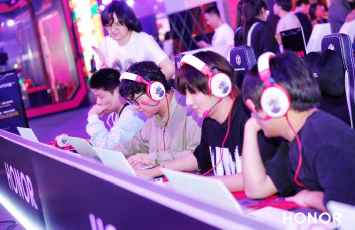 榮耀HUNTER游戲本亮相DreamHack嘉年華 靜音高性能引游戲用戶爭(zhēng)相體驗(yàn)