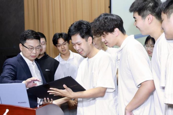 華為終端BG董事長余承東重返母校清華 開講鴻蒙校園公開課