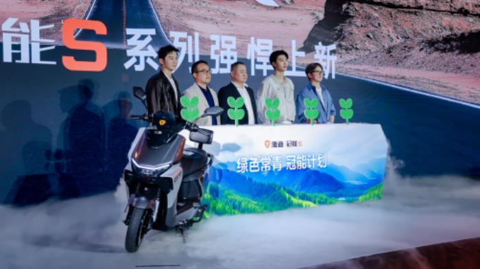 雅迪冠能S白鯊震撼上市：全球首款支付寶“碰一下”量產(chǎn)電動(dòng)車開始發(fā)售，價(jià)格4699元