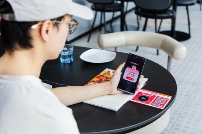 “碰一下”點餐、“碰一下”抽獎，必勝客新玩法引年輕人瘋打卡