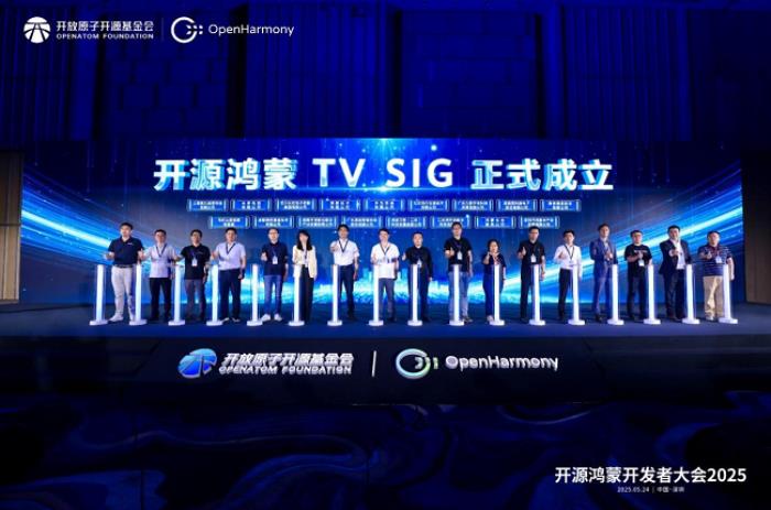 推動開源鴻蒙生態(tài)再升級！軟通動力攜子公司鴻湖萬聯(lián)深度參與2025開源鴻蒙開發(fā)者大會