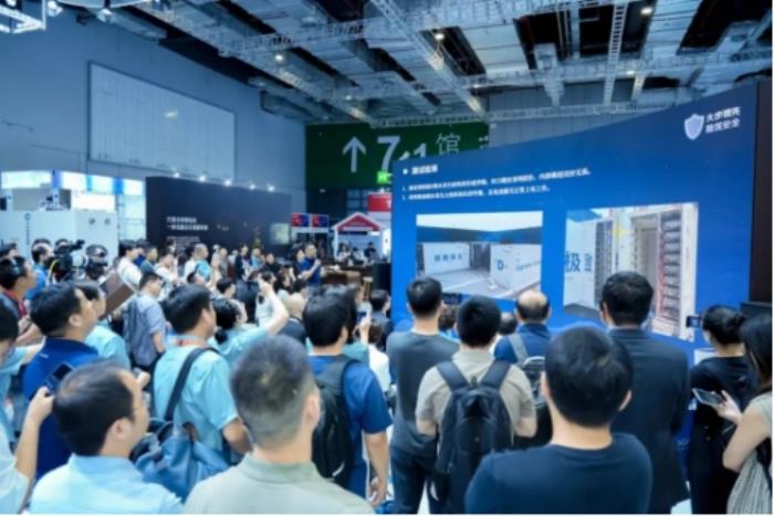 直擊SNEC丨全球首次開門燃燒試驗成功，海辰儲能用極限測試定義儲能安全新標桿