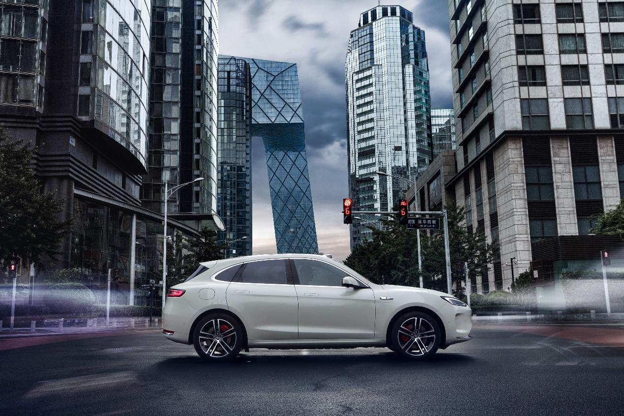 畢業(yè)季購車新趨勢，問界新M5 Ultra成學(xué)車黨出行好幫手