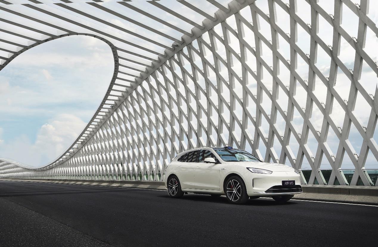 畢業(yè)季購車新趨勢，問界新M5 Ultra成學(xué)車黨出行好幫手