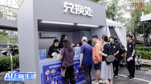 賽博朋克現(xiàn)場！京東MALL北京雙井店開業(yè)首位機器人coser“出道”