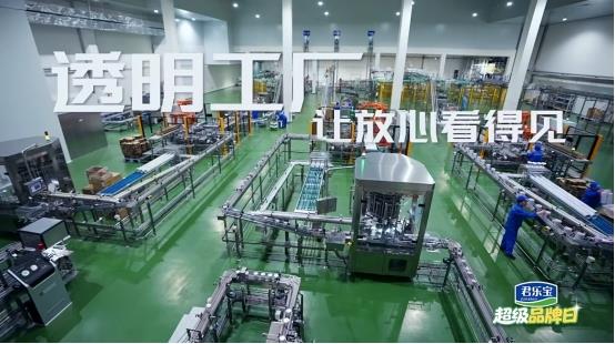 總臺陳偉鴻走進君樂寶溯源鮮活密碼，破解一杯好奶誕生的“黃金公式”