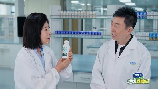 總臺陳偉鴻走進君樂寶溯源鮮活密碼，破解一杯好奶誕生的“黃金公式”